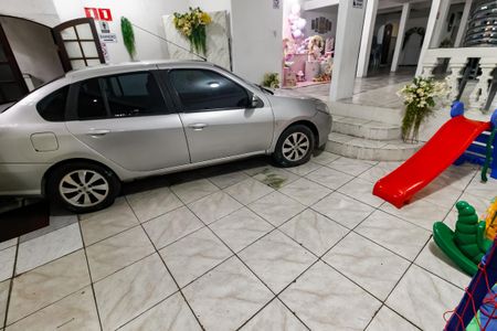 Casa à venda com 616m², 2 quartos e 8 vagas Casa à venda com 616m², 2 quartos e 8 vagasGaragem