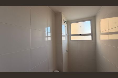 Banheiro de apartamento à venda com 2 quartos, 48m² em Setor Faicalville, Goiânia