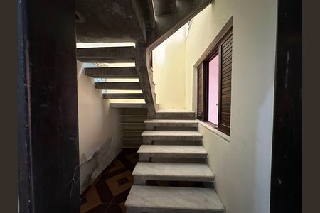Casa para alugar com 250m², 5 quartos e 3 vagas Casa para alugar com 250m², 5 quartos e 3 vagasEscada
