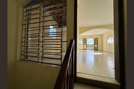 Casa para alugar com 250m², 5 quartos e 3 vagas Casa para alugar com 250m², 5 quartos e 3 vagasEscada