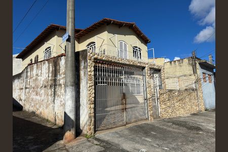 Casa para alugar com 250m², 5 quartos e 3 vagas Casa para alugar com 250m², 5 quartos e 3 vagasFachada