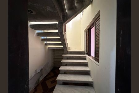 Casa para alugar com 250m², 5 quartos e 3 vagas Casa para alugar com 250m², 5 quartos e 3 vagasEscada