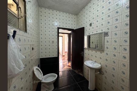 Casa para alugar com 250m², 5 quartos e 3 vagas Casa para alugar com 250m², 5 quartos e 3 vagasBanheiro Corredor