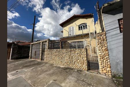 Casa para alugar com 250m², 5 quartos e 3 vagas Casa para alugar com 250m², 5 quartos e 3 vagasFachada
