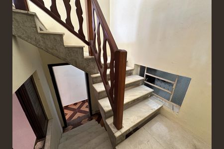 Casa para alugar com 250m², 5 quartos e 3 vagas Casa para alugar com 250m², 5 quartos e 3 vagasEscada