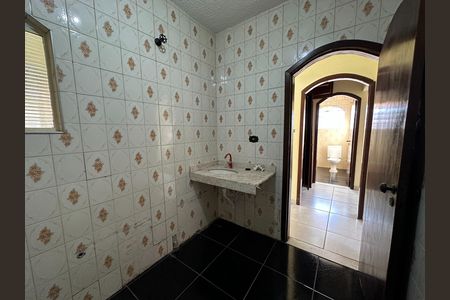 Casa para alugar com 250m², 5 quartos e 3 vagas Casa para alugar com 250m², 5 quartos e 3 vagasBanheiro Corredor