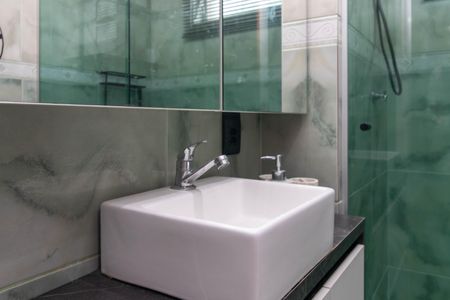 Banheiro de apartamento para alugar com 1 quarto, 50m² em Partenon, Porto Alegre