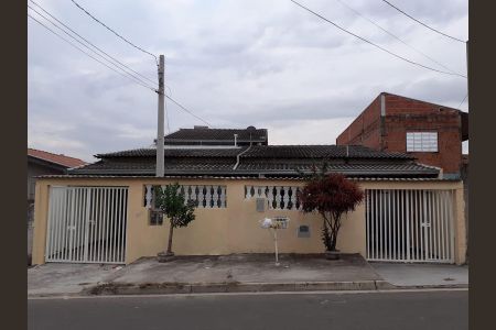 Casa à venda com 240m², 7 quartos e 3 vagas Casa à venda com 240m², 7 quartos e 3 vagasFachada