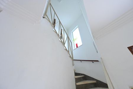 Casa de condomínio à venda com 127m², 3 quartos e 2 vagas Casa de condomínio à venda com 127m², 3 quartos e 2 vagasEscadas