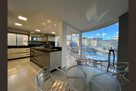 Casa para alugar com 292m², 4 quartos e 4 vagasCozinha 