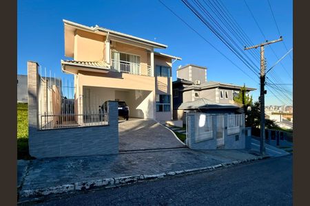 Casa para alugar com 292m², 4 quartos e 4 vagasFachada