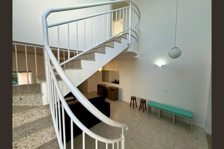 Casa para alugar com 292m², 4 quartos e 4 vagasEscada