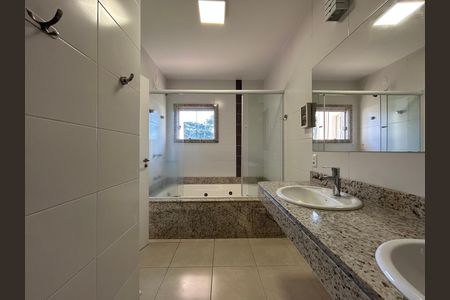 Casa para alugar com 292m², 4 quartos e 4 vagasBanheiro suíte 