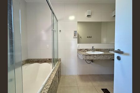 Casa para alugar com 292m², 4 quartos e 4 vagasBanheiro suíte 