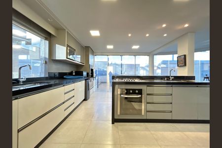 Casa para alugar com 292m², 4 quartos e 4 vagasCozinha 