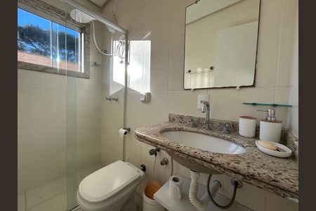 Casa para alugar com 292m², 4 quartos e 4 vagasBanheiro área de serviço 