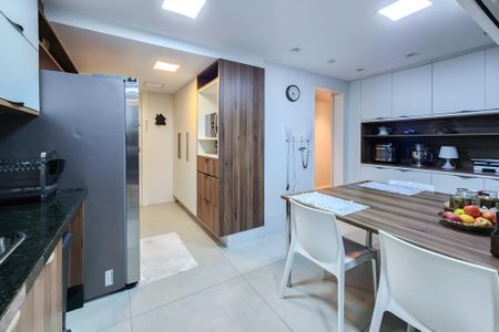 Apartamento à venda com 180m², 4 quartos e 2 vagas Apartamento à venda com 180m², 4 quartos e 2 vagasCozinha