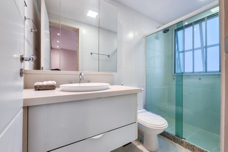 Apartamento à venda com 180m², 4 quartos e 2 vagas Apartamento à venda com 180m², 4 quartos e 2 vagasBanheiro da Suíte 1