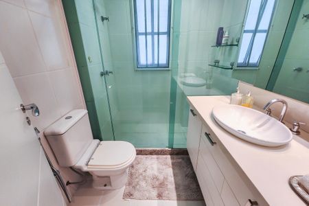 Apartamento à venda com 180m², 4 quartos e 2 vagas Apartamento à venda com 180m², 4 quartos e 2 vagasBanheiro Social