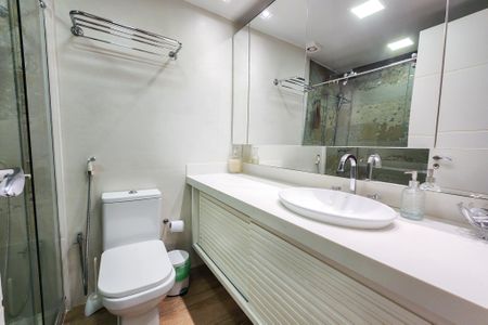 Apartamento à venda com 180m², 4 quartos e 2 vagas Apartamento à venda com 180m², 4 quartos e 2 vagasBanheiro da Suíte 2