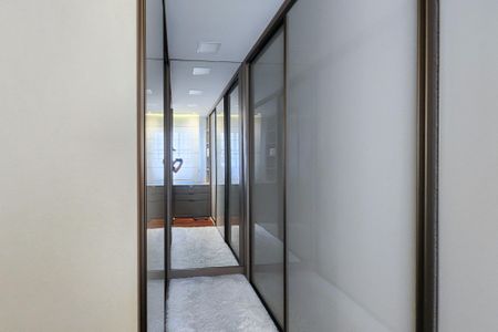 Apartamento à venda com 180m², 4 quartos e 2 vagas Apartamento à venda com 180m², 4 quartos e 2 vagasCloset da Suíte 2