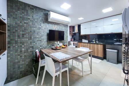Apartamento à venda com 180m², 4 quartos e 2 vagas Apartamento à venda com 180m², 4 quartos e 2 vagasCozinha