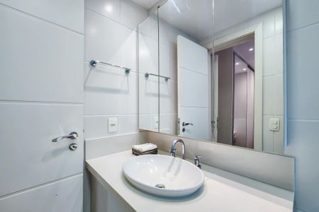 Apartamento à venda com 180m², 4 quartos e 2 vagas Apartamento à venda com 180m², 4 quartos e 2 vagasBanheiro da Suíte 1