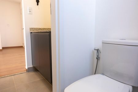 Banheiro social de apartamento para alugar com 1 quarto, 48m² em Parque Campolim, Sorocaba