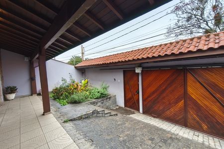 Casa para alugar com 310m², 4 quartos e 5 vagas Casa para alugar com 310m², 4 quartos e 5 vagasQuintal - Garagem