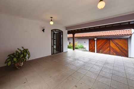Casa para alugar com 310m², 4 quartos e 5 vagas Casa para alugar com 310m², 4 quartos e 5 vagasQuintal - Garagem