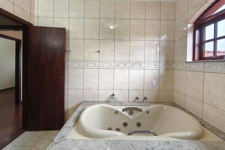 Casa para alugar com 310m², 4 quartos e 5 vagas Casa para alugar com 310m², 4 quartos e 5 vagasBanheiro Suíte