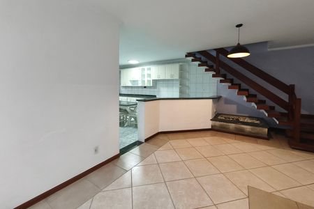 Casa para alugar com 310m², 4 quartos e 5 vagas Casa para alugar com 310m², 4 quartos e 5 vagasSala de Estar