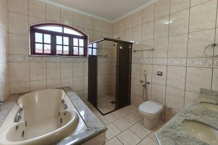 Casa para alugar com 310m², 4 quartos e 5 vagas Casa para alugar com 310m², 4 quartos e 5 vagasBanheiro Suíte