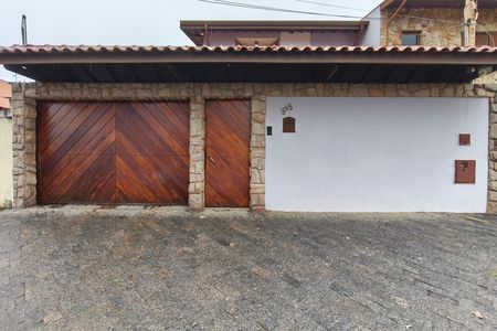Casa para alugar com 310m², 4 quartos e 5 vagas Casa para alugar com 310m², 4 quartos e 5 vagasFachada