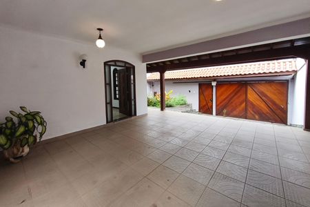 Casa para alugar com 310m², 4 quartos e 5 vagas Casa para alugar com 310m², 4 quartos e 5 vagasQuintal - Garagem