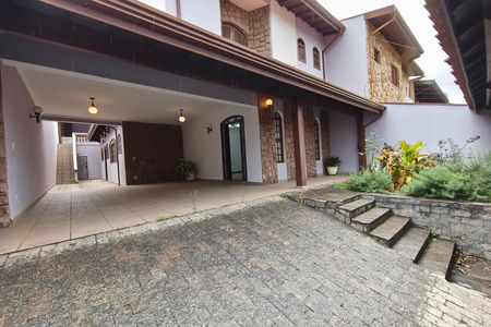 Casa para alugar com 310m², 4 quartos e 5 vagas Casa para alugar com 310m², 4 quartos e 5 vagasQuintal - Garagem