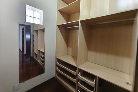 Casa para alugar com 310m², 4 quartos e 5 vagas Casa para alugar com 310m², 4 quartos e 5 vagasQuarto 4