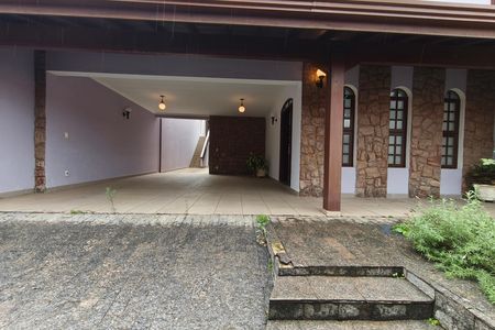 Casa para alugar com 310m², 4 quartos e 5 vagas Casa para alugar com 310m², 4 quartos e 5 vagasQuintal - Garagem