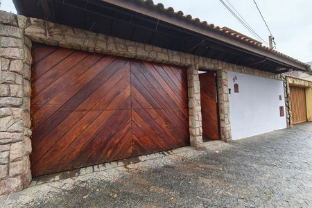 Casa para alugar com 310m², 4 quartos e 5 vagas Casa para alugar com 310m², 4 quartos e 5 vagasFachada