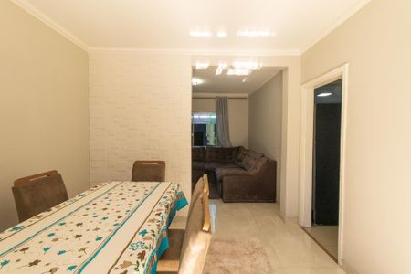 Casa à venda com 148m², 4 quartos e 2 vagas Casa à venda com 148m², 4 quartos e 2 vagasSala de Jantar