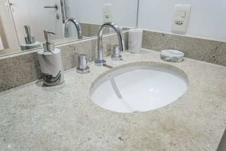 Apartamento à venda com 80m², 2 quartos e 2 vagas Apartamento à venda com 80m², 2 quartos e 2 vagasBanheiro da Suíte