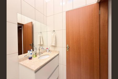 Casa à venda com 99m², 3 quartos e 2 vagasBanheiro Social