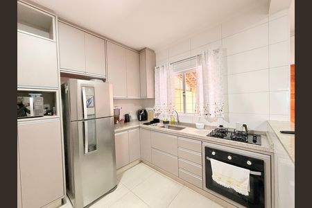 Casa à venda com 99m², 3 quartos e 2 vagasCozinha