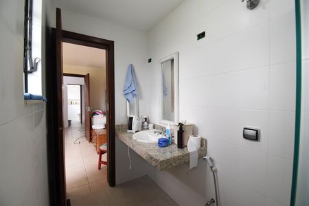 Casa à venda com 460m², 4 quartos e 5 vagasBanheiro da Suíte 2