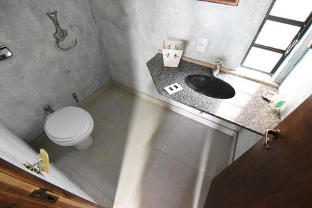 Casa à venda com 460m², 4 quartos e 5 vagasBanheiro do Flat
