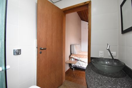 Casa à venda com 460m², 4 quartos e 5 vagasBanheiro do Flat