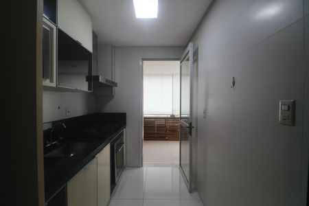 Cozinha de apartamento para alugar com 2 quartos, 118m² em Jardim Asturias, Guarujá