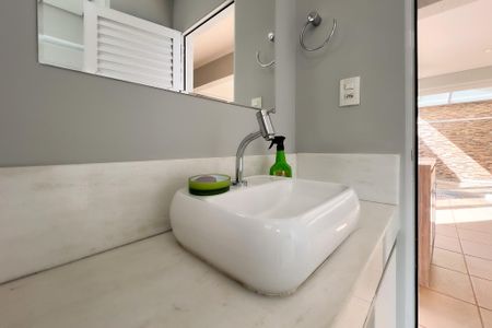 Casa de condomínio à venda com 325m², 3 quartos e 4 vagasBanheiro da churrasqueira