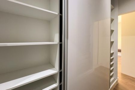 Casa de condomínio à venda com 325m², 3 quartos e 4 vagasCloset