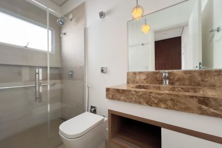 Casa de condomínio à venda com 325m², 3 quartos e 4 vagasBanheiro da Suíte 2